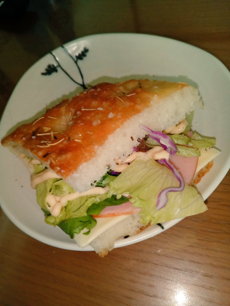 ネットで見た捏ねずに作るフォカッチャみたいなのを。
レタスやチーズ、ハムを適当に挟んで食べる。
凝ったことしなくても美味しい。
#パン作り