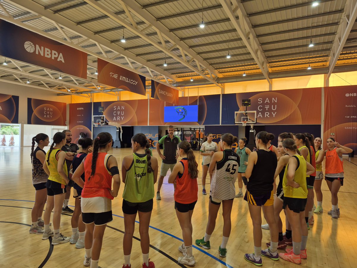 CordobasketCD's tweet photo. GESTIÓN Y CALOR CORDOBASKET entrena en The Embassy después del Real Madrid.  Un lujo poder compartir un espacio tan increíble y único, en unas instalaciones donde entrenan jugadores NBA y donde nuestras jugadoras se han sentido tan bien acogidas. Gracias Manuel Escobar https://t.co/Atprr48XQy