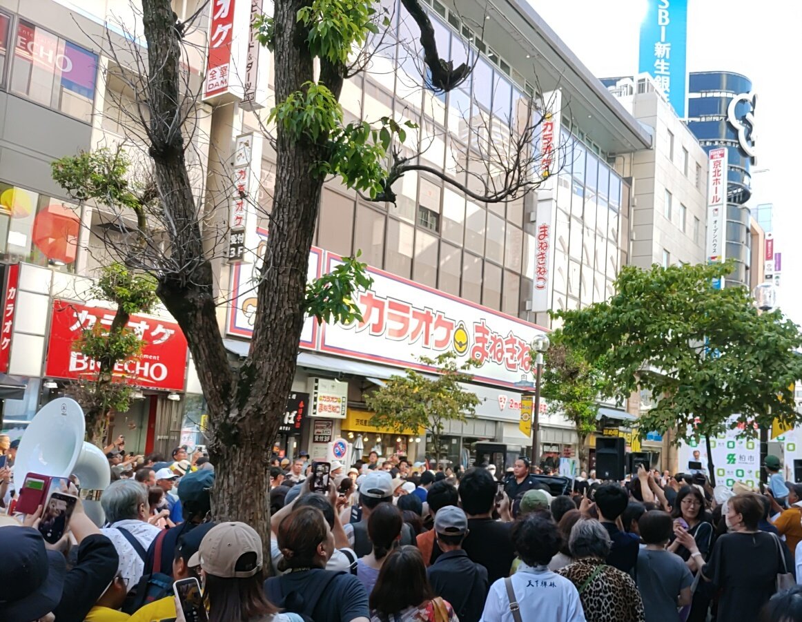 背伸びして手を伸ばして📱✨