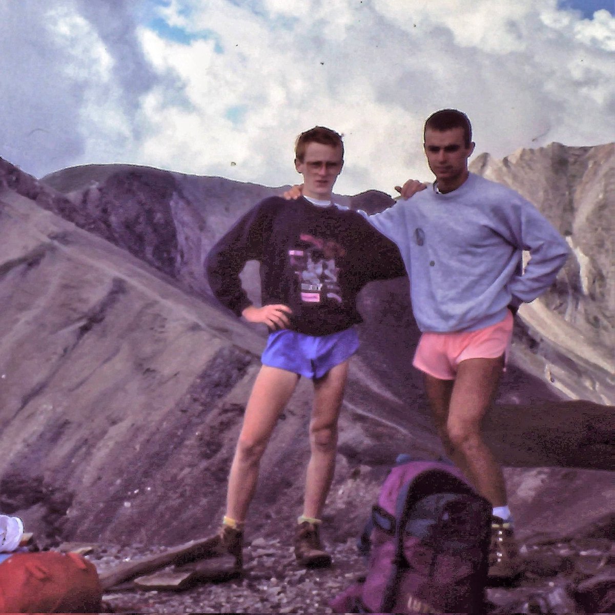 #RETROSUNDAY 1992. Una de nuestras primeras escaladas de aventura: la norte del Canigó en el Pirineo Catalán 👉 

#retro #poubros #pirineuscatalans #memories #canigó #1992
