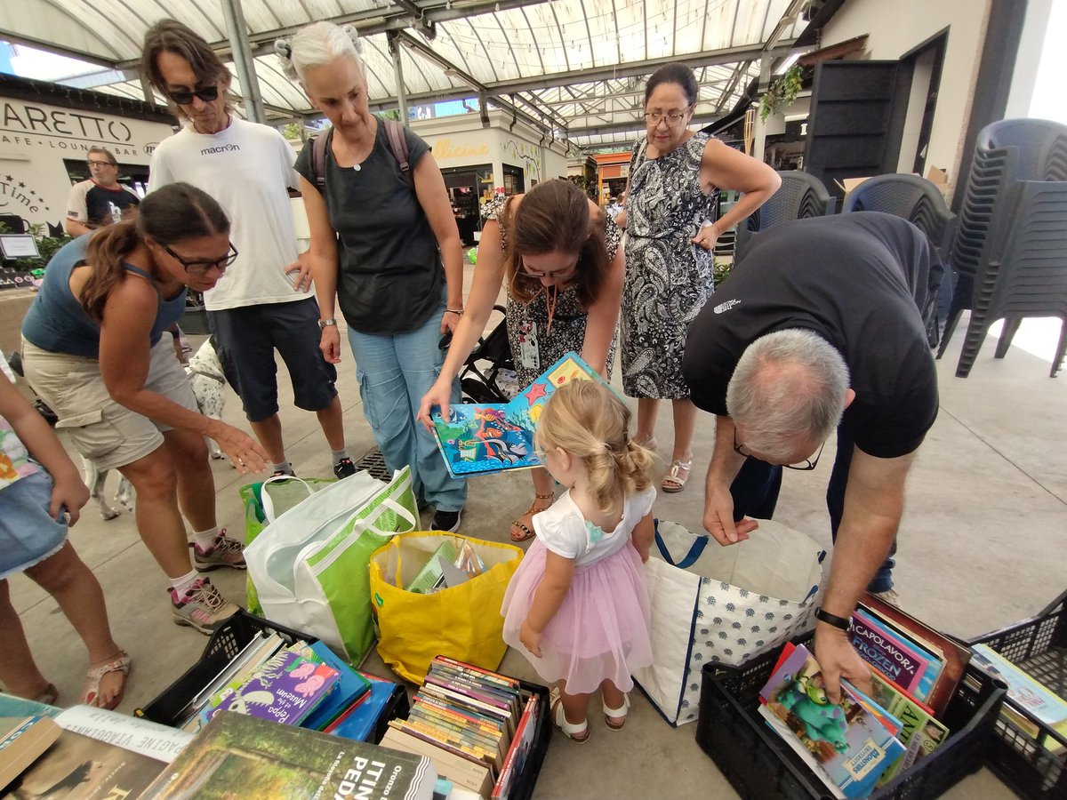 lamonicamaggi's tweet photo. Momenti di una mattina che non mancherei mai.
Mercato Serpentara, Roma.
Dove si salvano e si adottano libri.
#libridaleggere #librisalvati #libridasalvare #libridaleggere https://t.co/Cml3r8yijG