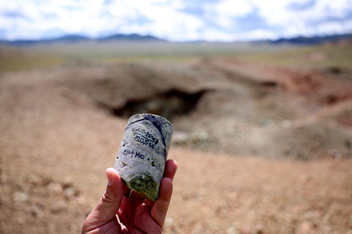 Зэсийн шинэ орд нээгдлээ  
Орхон аймгийн Баян-Өндөр, Жаргалант сумдын нутагт хийсэн хайгуулын үр дүнд Оюут нэртэй шинэ орд газрыг нээлээ. 
Хайгуулын урьдчилсан үр дүнгээр тус ордыг  357 сая тонн хүдрийн нөөцтэй гэж тогтоогоод байна. Энэ нь улсын төсвийн хамгийн том түшиг, тулгуур