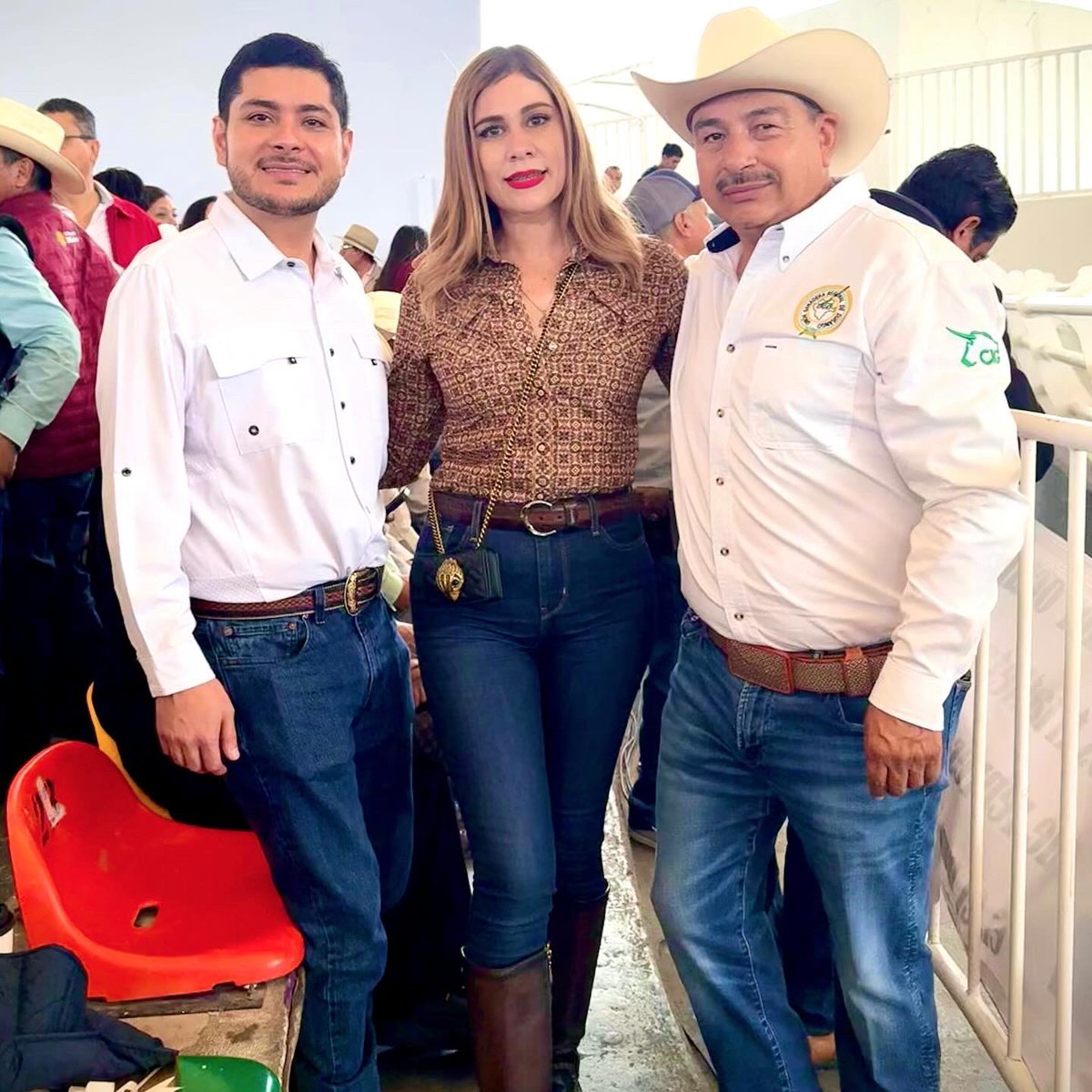 Es un gusto enorme tenerla en nuestra tierra #PresidentA de #México <a href="/Claudiashein/">Claudia Sheinbaum Pardo</a> excelentes noticias para las y los ganaderos duranguenses, más de 700 mdp de inversión para este sector.