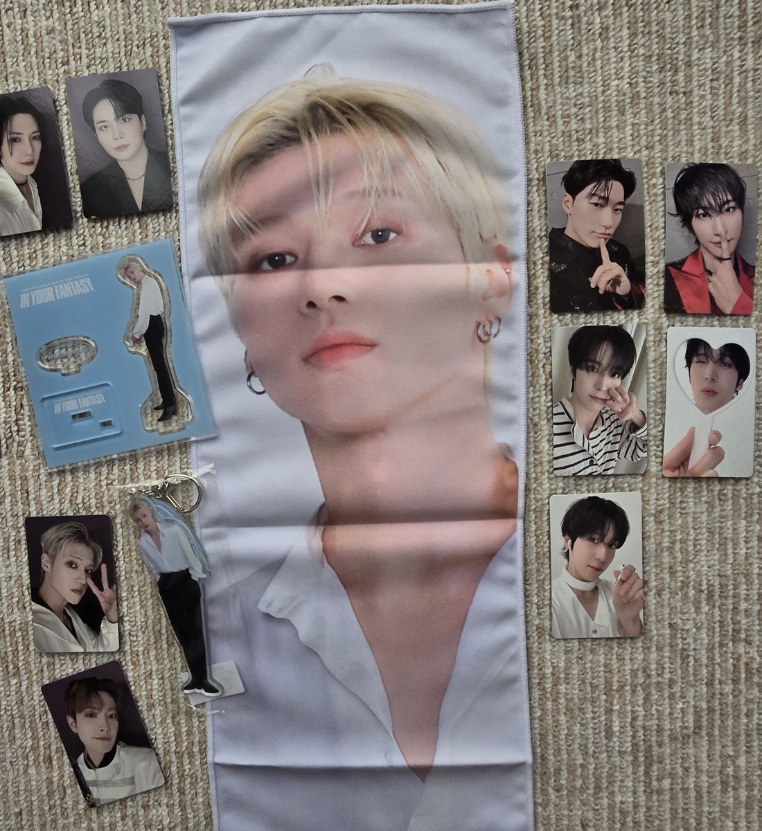 やっとグッズ来たーー📦💛
わたしこんなに買ってたっけ？w
アクキー思ったよりでかいwスローガンは聞いてた通り薄いね🫢金髪かっこいいよぉ😭
トレカはウヨン探してます🥹
ff様優先で交換ゆる募しております🥹