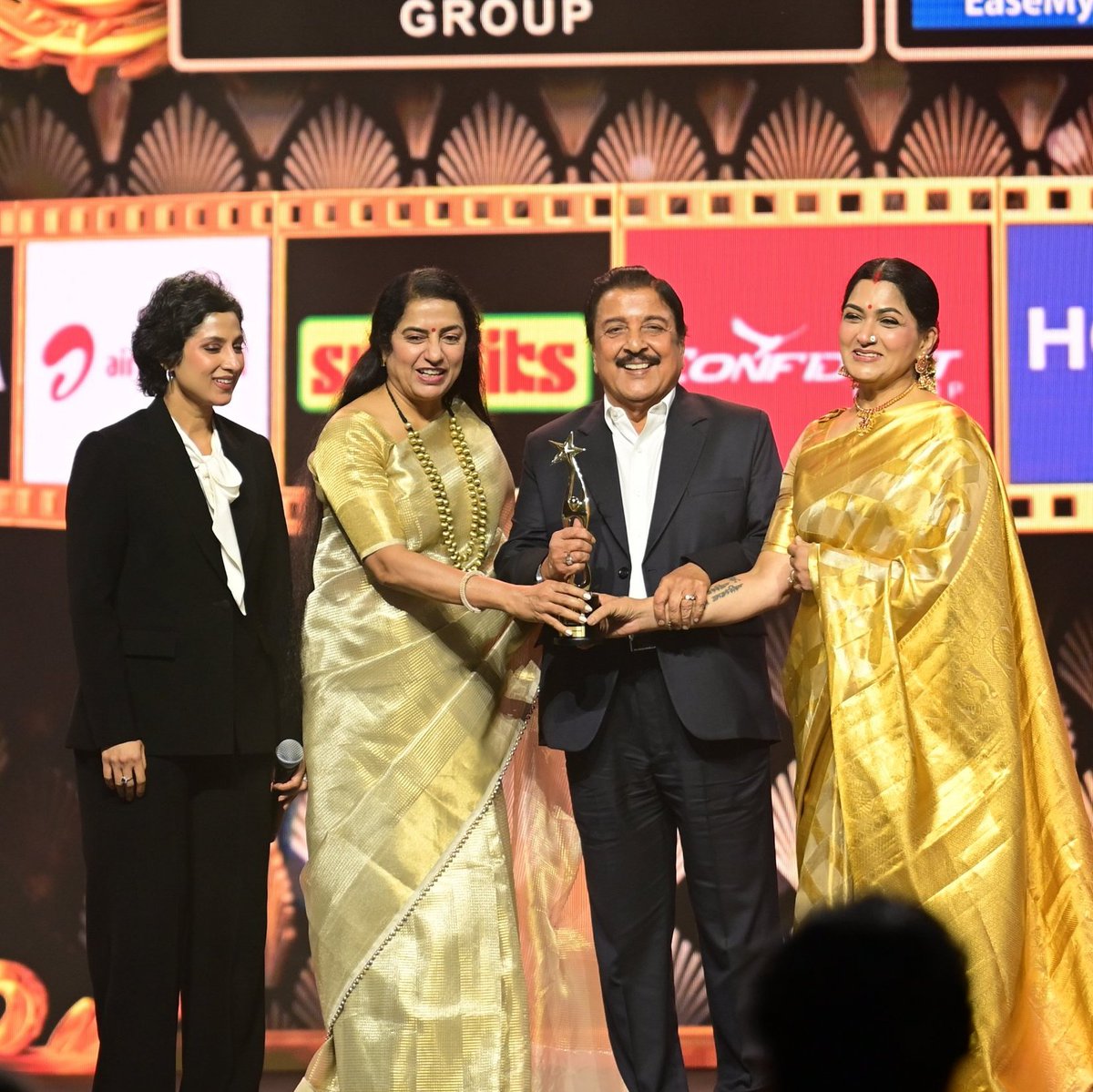 OnlineSuriyaFT's tweet image. • @siima honoured #Sivakumar Iyya with the Exemplary Achievement Award 🏆 for his unmatched contribution to cinema! ♥️

@Suriya_offl #Karuppu