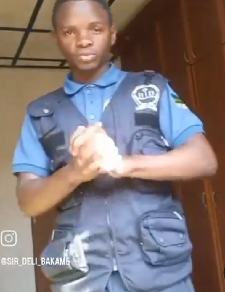oswaki's tweet photo. Akamasa k'... karigase mu bugi bw'intorezo 😔 

Ndagijimana Straton yafashe amafoto yambaye impuzankano ya @RIB_Rw maze ayakwiza kuri TikTok none RIB yamutaye muri yombi. Ubu afungiye kuri sitasiyo ya Muhoza. 
_____________
Ahasigaye ni ah'ububasha n'ubushishozi bw'inzego. https://t.co/yy2Pizmfm6