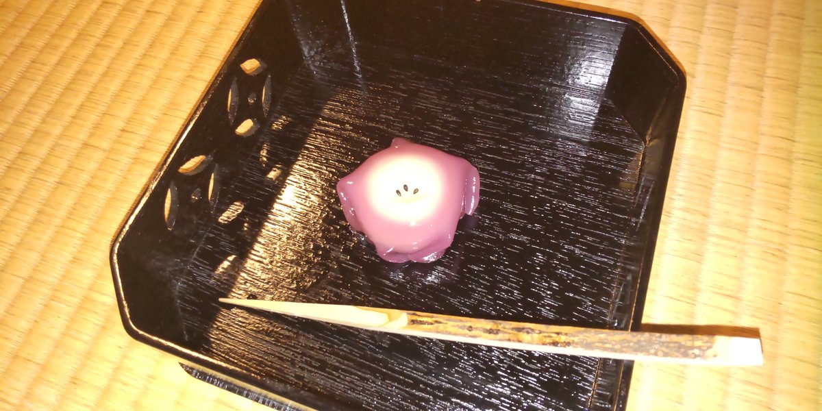 昨日の茶道教室での主菓子
花月庵製「桔梗」
まだまだ、真夏の雰囲気でのお稽古です。
#茶道　#茶道教室　#裏千家