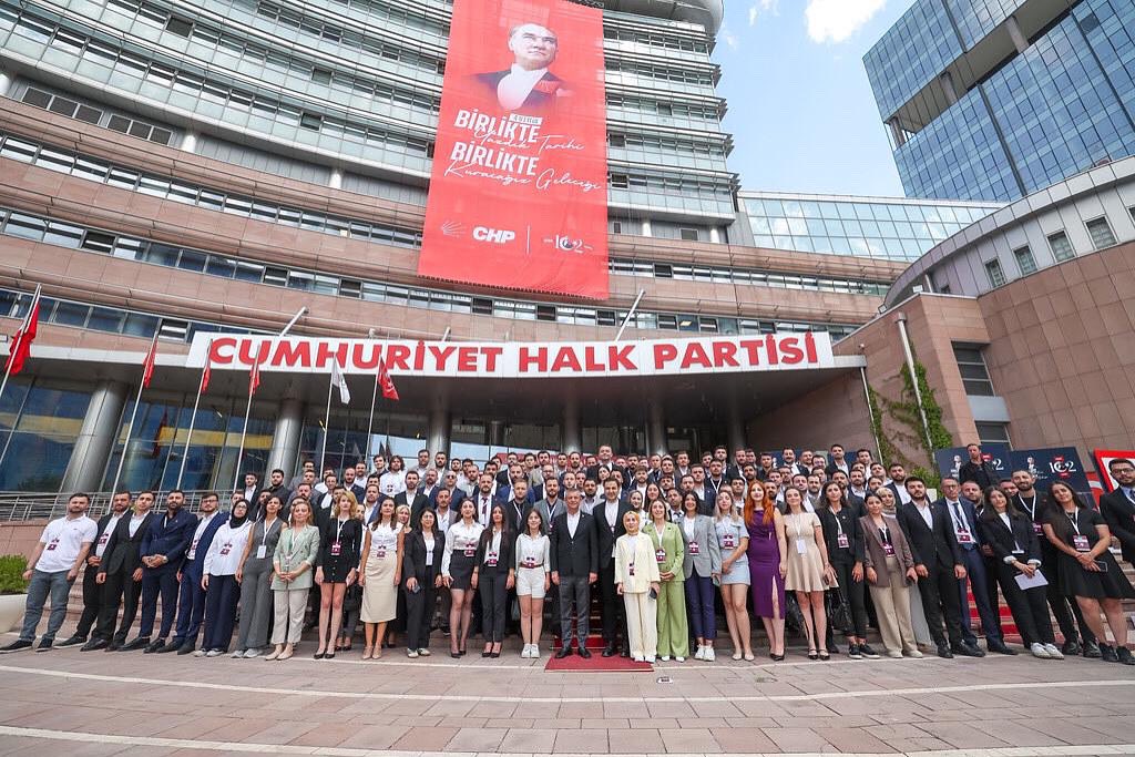 Kuruluşumuzun 102. yıl dönümü programları kapsamında, Genel Başkanımız Sayın Özgür Özel, MYK üyelerimiz ve 81 il başkanımızla buluştuk.

Bir asrı aşan mücadele mirasımızdan aldığımız güçle, omuz omuza ve dayanışma içinde geleceği kurmaya devam ediyoruz.