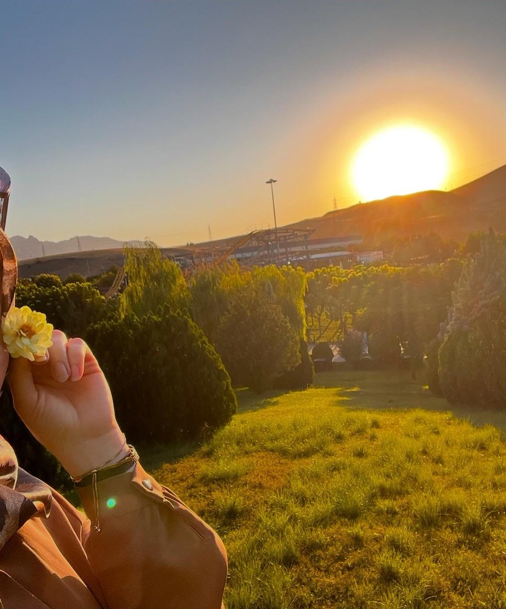 ..

"ليست الشمس فقط من تشرق في كل صباح فهناك أشخاص تشرق أرواحنا 
معهم 🤍✨."
..
صبـــــاااحكم ورد وعافية 🌹🌹