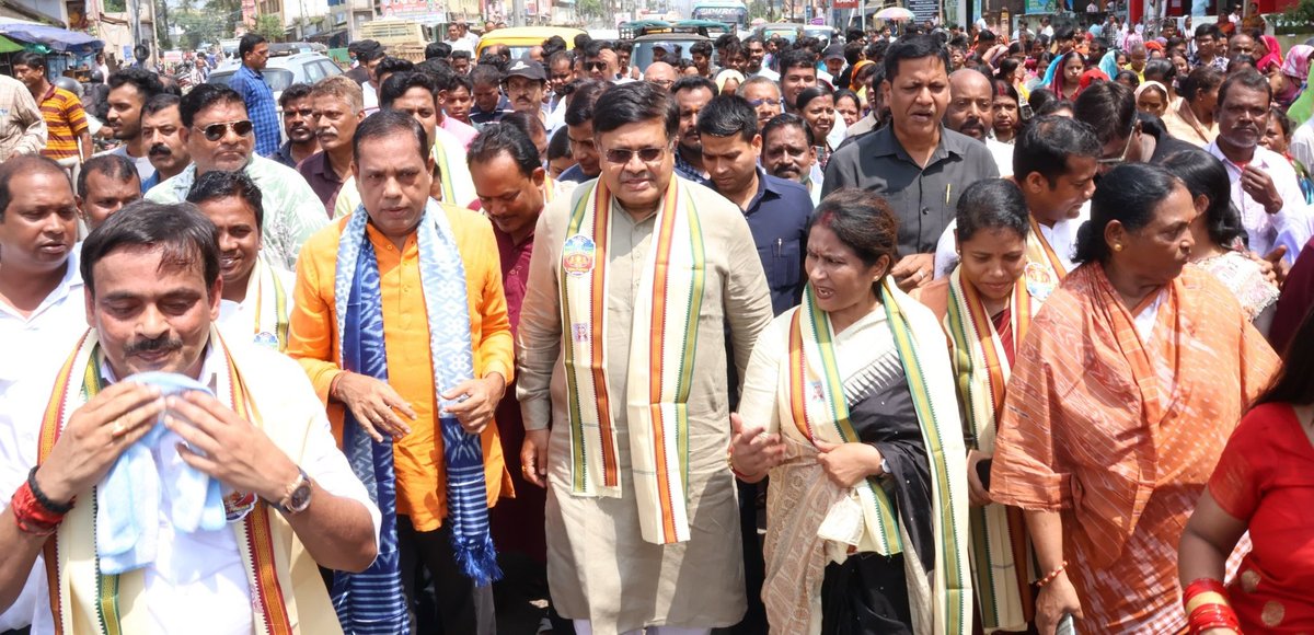 The crowd just to inaugurate one street light 😭