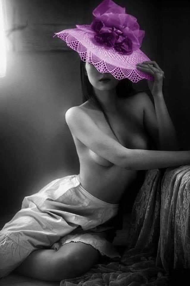 Je suis à l'image de mes mots 
Si vous aimez me lire , vous aimerez me vivre 
Rêveuse, amoureuse , l'âme poétique ,  libre d'être ce que je suis 
Sans écouter mon coeur ni ma raison  sans  promesses 
J'ai volé mes mots a un rêve ,  ils sont venus  vers toi Amour pour te séduire