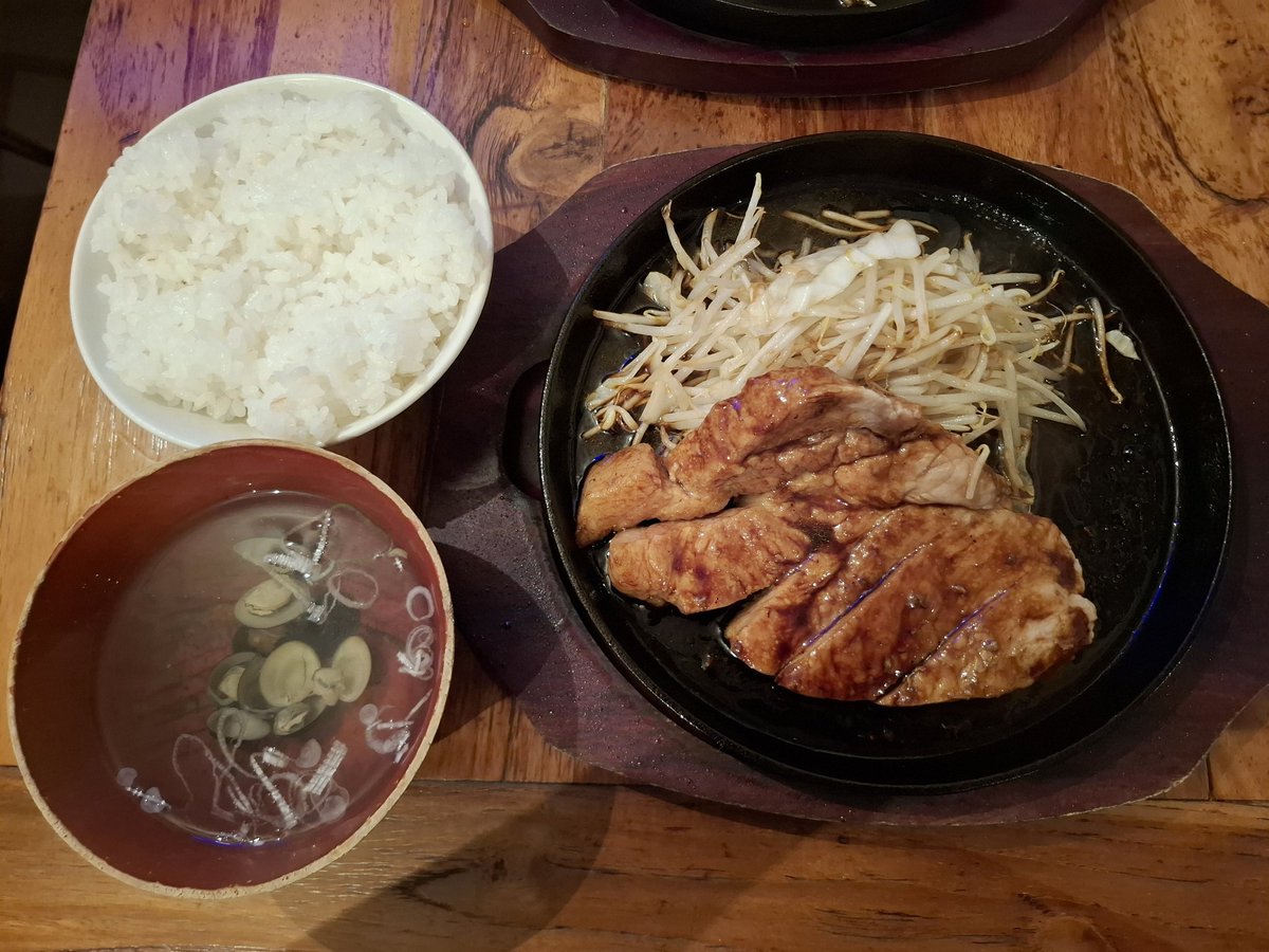 昼食は、フォロワーさんの貴さんと「トンテキ食堂 なかむら」🐷へ～
肉🥩が分厚くジューシーでとても美味しくいただきました～🤤
