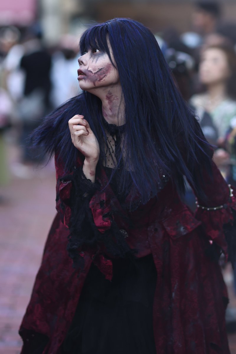 赤髪黒ドレスさん。青髪赤ドレスさん。白髪黒ドレスさん。赤黒フード赤