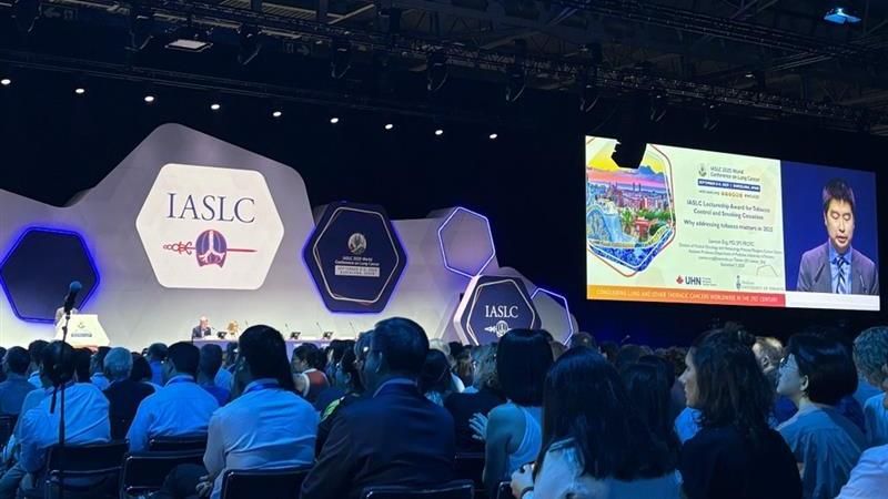 🏆 Happening now at #WCLC25: <a href="/Lawson_Eng/">Lawson Eng</a> of <a href="/pmcancercentre/">Princess Margaret Cancer Centre</a>, <a href="/UHN/">University Health Network</a>, <a href="/UofT/">University of Toronto</a>, <a href="/UofT_DoM/">Department of Medicine University of Toronto</a>, recipient of the <a href="/IASLC/">IASLC</a> Lectureship Award for Tobacco Control &amp; Smoking Cessation, is delivering his award lecture, titled "Why addressing tobacco matters in 2025."

👏 Congratulations, Dr. Eng!