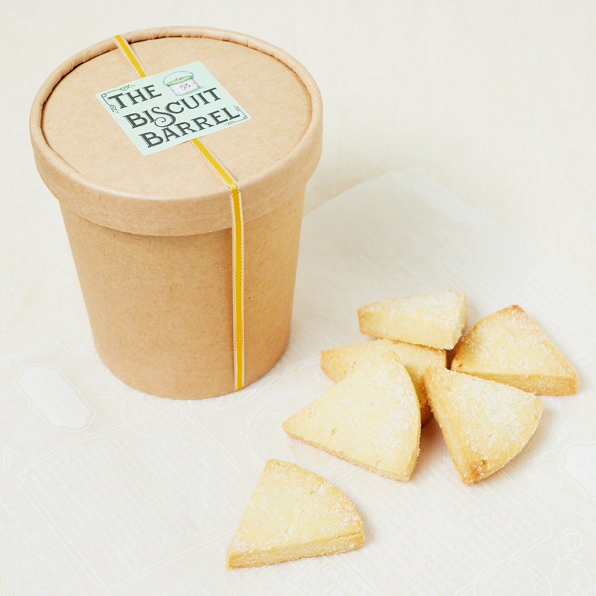 【THE BISCUIT BARREL ビスケットバレル】チーズ・ショートブレッド
食べてみてびっくり！めちゃくちゃチーズだ！！ 
ペコリーノ・ロマーノの塩気がきいていて、甘塩っぱい味が後を引きます🧀
紅茶・珈琲はもちろんワインにも合って、もうたまらない！ リピーターが多いのも納得です
 #英国展 #スコパ