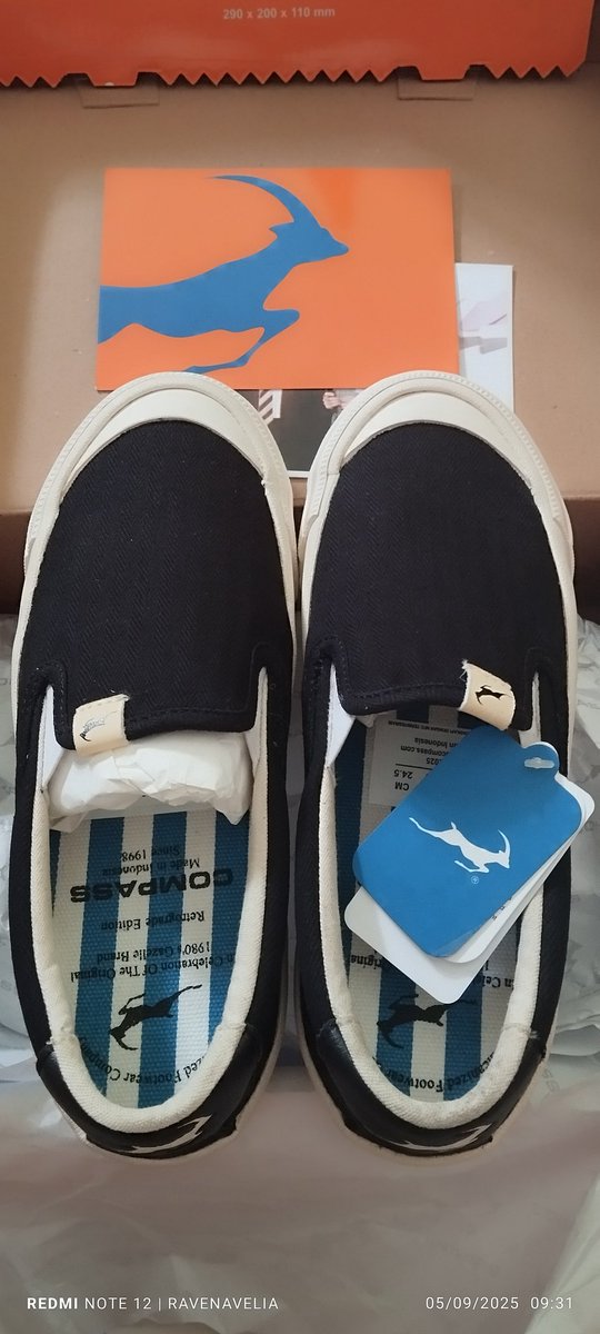 Sepatu compass new BNIB. 
Sz 37 
200k 
Shopee on 
Kirim dari bekasi