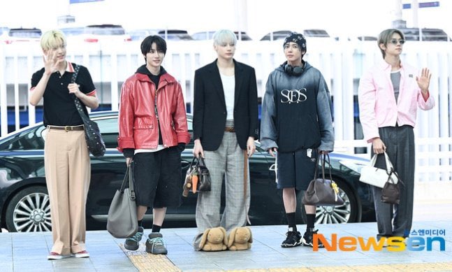 txt and their branded fits today! 🤍

soobin - valentino
beomgyu - hermes
huening kai - coach
taehyun - s.o.s
yeonjun - miu miu