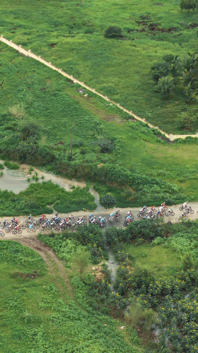 المرحلة الأولى - #طواف_صلالة 

مرور كوكبة السباق من عين رزات 

Stage 1 - #TourOfSalalah 
The race peloton passes through Ain Razat