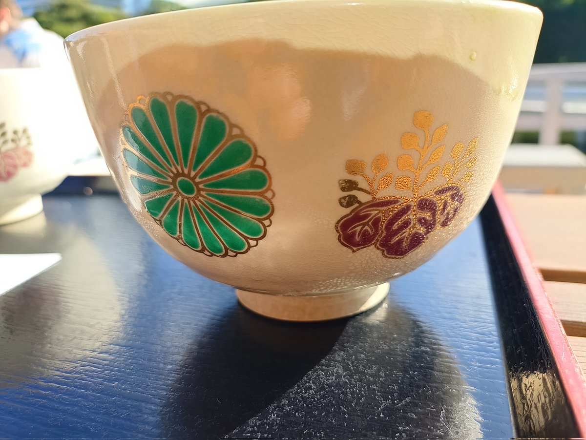 お茶をいただきまして。
しかしこのお茶碗の花弁の数よ…。
いいのかこれ…