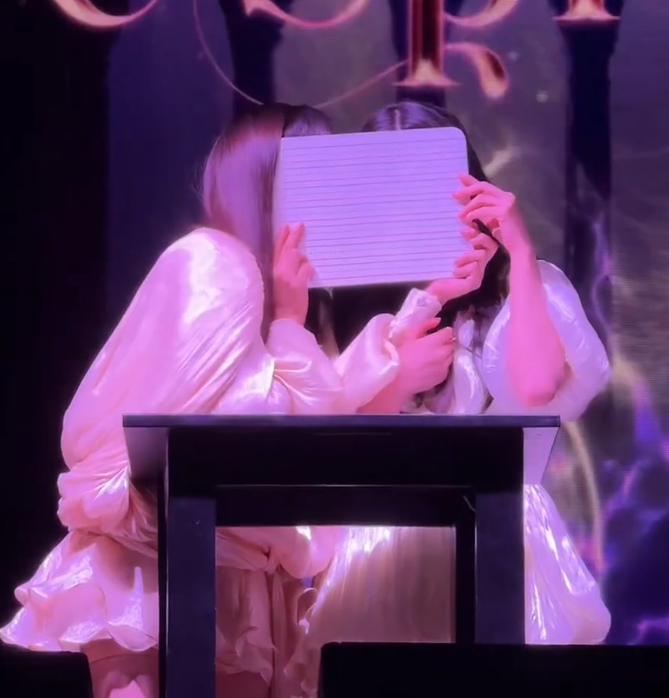 그냥 벸구의 얼굴을 살피는 중이에요! 
단지 프링이의 귀가 커서 가려질 뿐이에요🤭

#작고귀여운프링벸구
#CutiepieFreengBeckgu
#ฟรีนเบค #FreenBecky