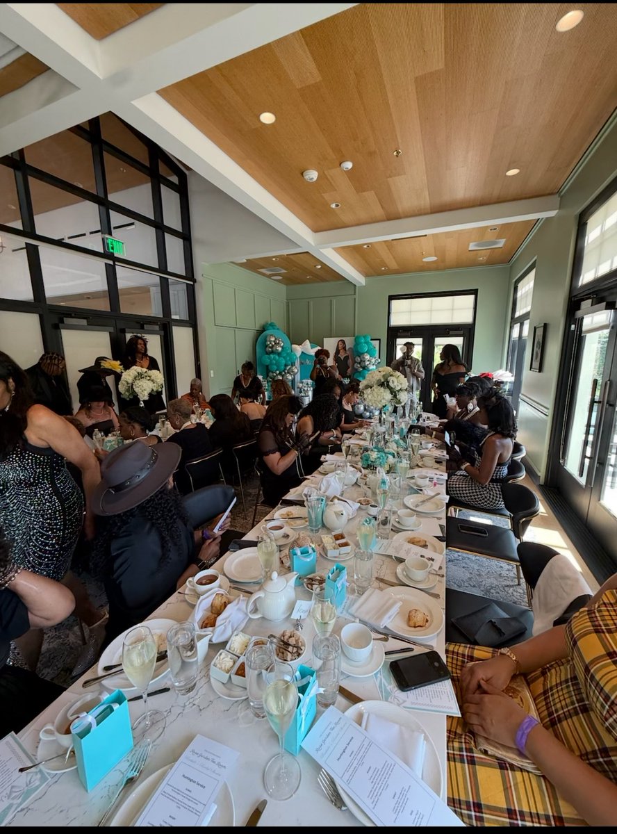 olabisi2's tweet photo. @Slomiquehawrylo thank you for making our day special! Mother of the bride. You are fabulous! https://t.co/pvKkFpvoMc
