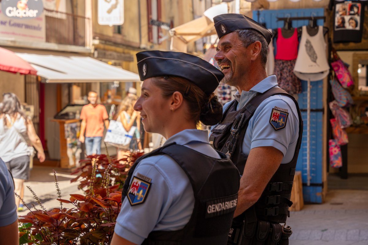 Gendarmerie's tweet image. #ÀVosCôtés ➡️ La proximité, une valeur essentielle de la #gendarmerie pour assurer votre sécurité. La @Gendarmerie est une force armée qui couvre 95% du territoire ! 🤝
📸 SIRPA Gendarmerie - BRI G. Pigot