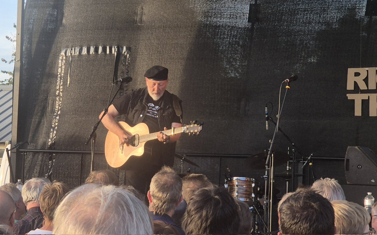 Big Bill gisteren op Sortie Blues in Herent, 50 jaar na zijn passage op eerste festival van Werchter ...
Later gevolgd door levende legende Richard Thompson. Zijn Britse humor is nog beter dan zijn muziek.
Beter wordt het niet ... 
Zalig ...