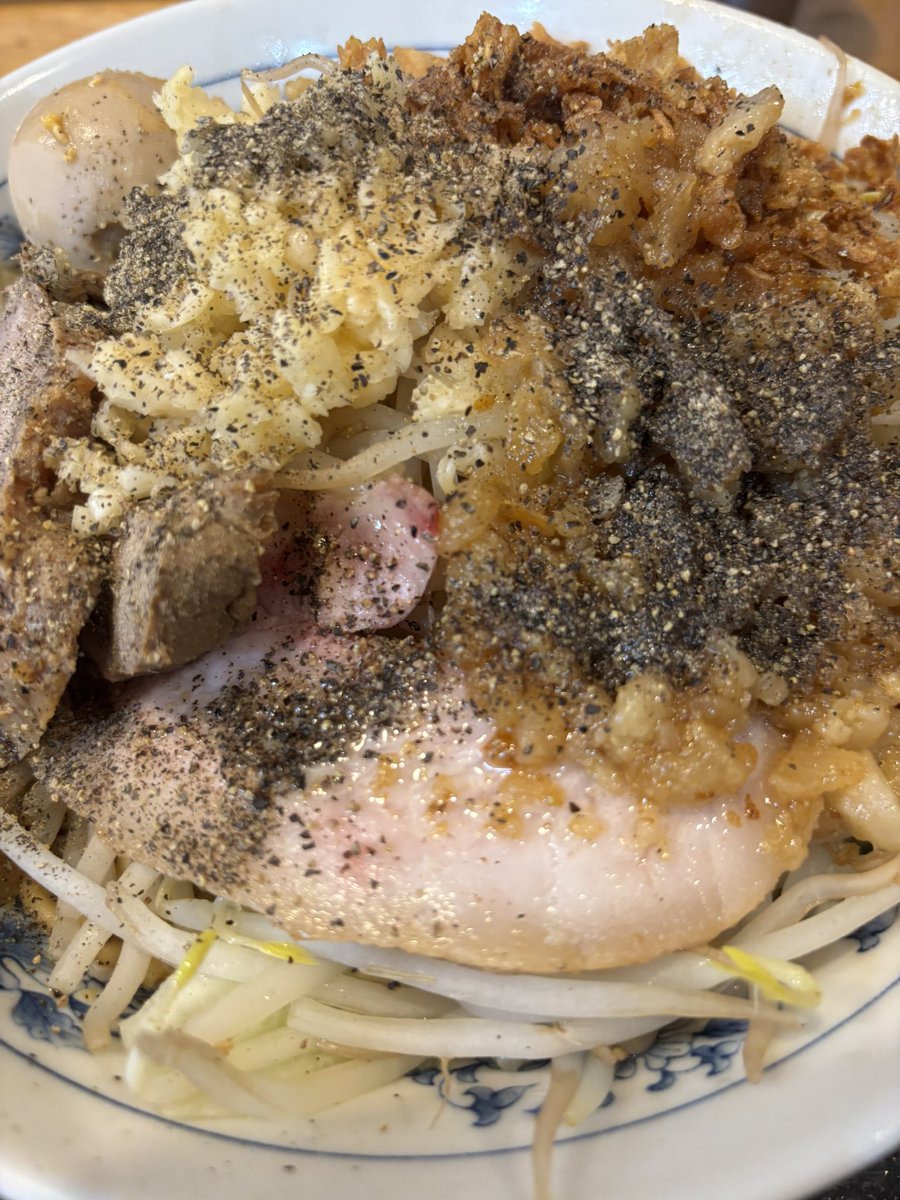 今日は青森大勝軒本店で、汁なし「の郎」です🍜😋
ホールの店員さんがいないタイミングで入店したら、わざわざ厨房から店長さんが出てきて対応してくれました。
#青森大勝軒本店