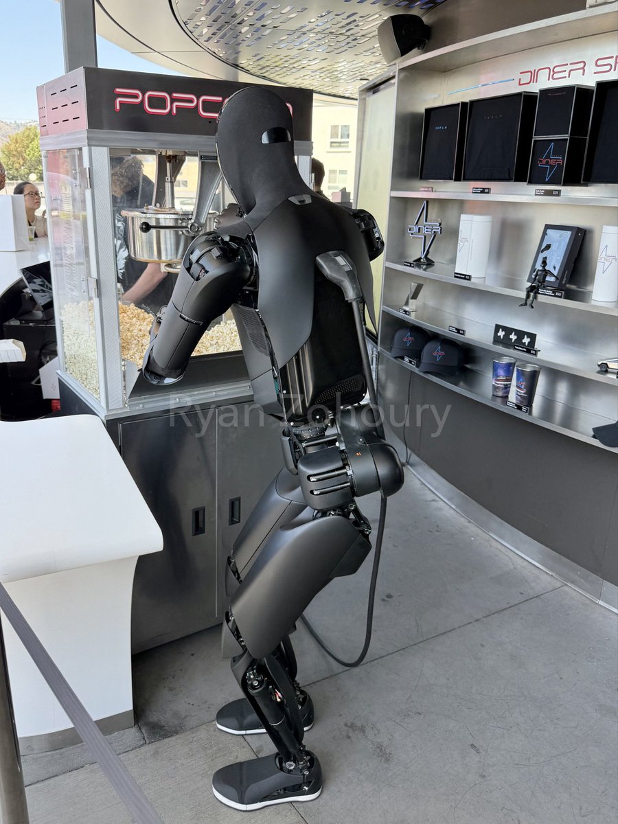 CyberWheeler's tweet photo. 又仔细研究了一遍Elon这个新的薪酬激励方案，达成条件对Elon可以说是极为苛��🤣，反过来对股东来说是大利好！无脑投赞成 ✅就行了. 而且你根本不用瞎操心Elon会因为条件苛刻而拒绝这个薪酬方案，虽然理论上可能发生但现实中基本概率为0️⃣，因为董事会在起草这个方案的过程中必定是和Elon提前沟通然后达成一致后才会给股东投票. 

这个方案有多苛刻呢？简单说一共分为12级陆续解锁，想解锁任意一级， $TSLA 必须达到规定的最小市值（Market Cap）同时还得至少完成12个运营里程杯中的任意一个才可以. 举个例子：要解锁第一级， $TSLA 市值必须达到2万亿，也就是目前的市值翻个一倍，同时还得完成至少一个运营里程碑，12个运营里程碑中最简单的一个就是年化Adjusted EBITDA要达到500亿（EBITDA简单解释就是衡量公司在主营业务上需要净赚多少钱）， 或者卖二千万辆车，二者选一个😂. 要知道目前 $TSLA 的年化EBITDA大概就是130亿，目前一共卖了大概8百万辆车. 这还只是解锁第一级的条件，越往上越难. 而且这还不算完，每一级股票激励解锁后Elon还需要持股至少5年，同时在CEO岗位累计至少干满7.5年才可以卖股票. 

所以第一步先通过股东大会投票，之后就是Elon的表演时刻，解锁条件越苛刻，越有挑战他可能就越兴奋😆，因为解锁条件他肯定很清楚，而且应该是全程参与了规则的制定. 之前谣传的的Elon会因为没有激励而不全力以赴甚至刻意打压 $TSLA 股价的说法也可以不攻自破了. $TSLA 未来可期！