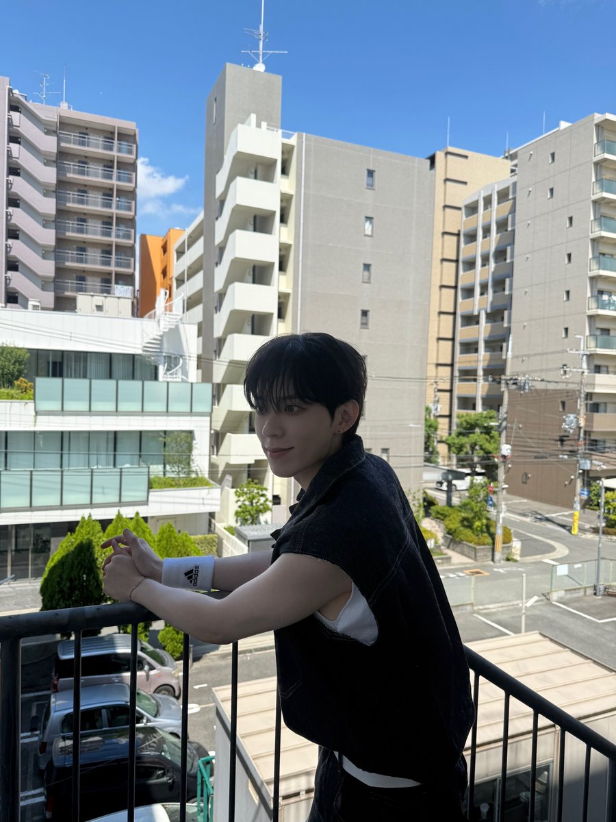 normalize cutting off the sleeves of all clothes🙏