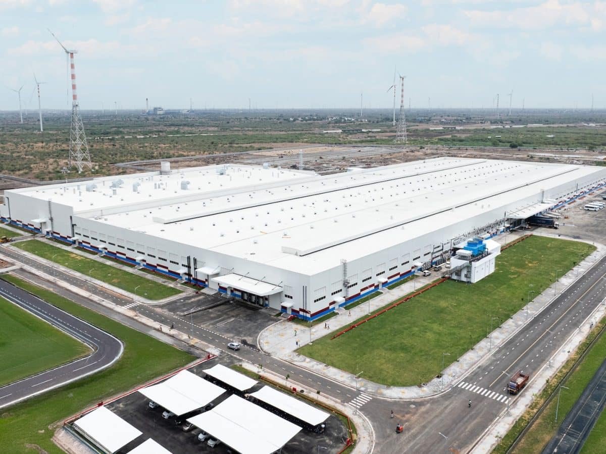 UpdatesChennai's tweet image. VinFast has entered the Indian market with the launch of two electric SUVs, the VF6 and VF7, priced starting at Rs 16.5 lakh and Rs 20.9 lakh (Crazy Pricing). All made in Namma Thoothukudi...🤩