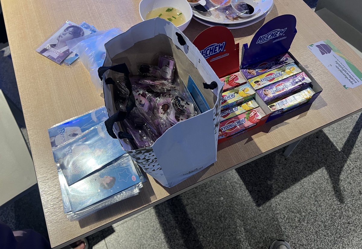 gamanspace's tweet photo. ที่เก็บบัตรคอนกับน้องคยูงชิว แจกพร้อมกันน้า มารับได้เลยค่ะ อยู่ตรงนี้นะค้าบ

📌 ฟู้ดคอร์ด หน้าร้าน FUKU MATCHA ค้าบ

แจกกับ @kimleeplay 

#ReverieBANGKOK https://t.co/keI6Mh1NH3