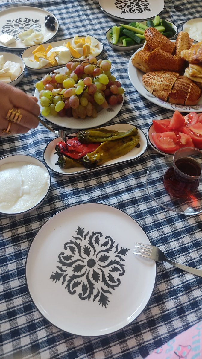 Günaydın, pazar kahvaltısı yapıyoruz arkada dünyayı kurtaracakmışız gibi sohbetler ediliyor