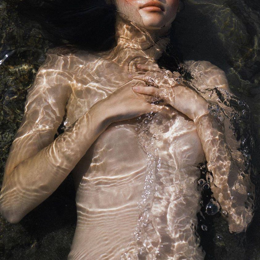 Immersa ti ritrovo in immaginazioni sperdute, immersa nel pensiero dilagante di una trasparenza che fa del corpo la tua anima bella...