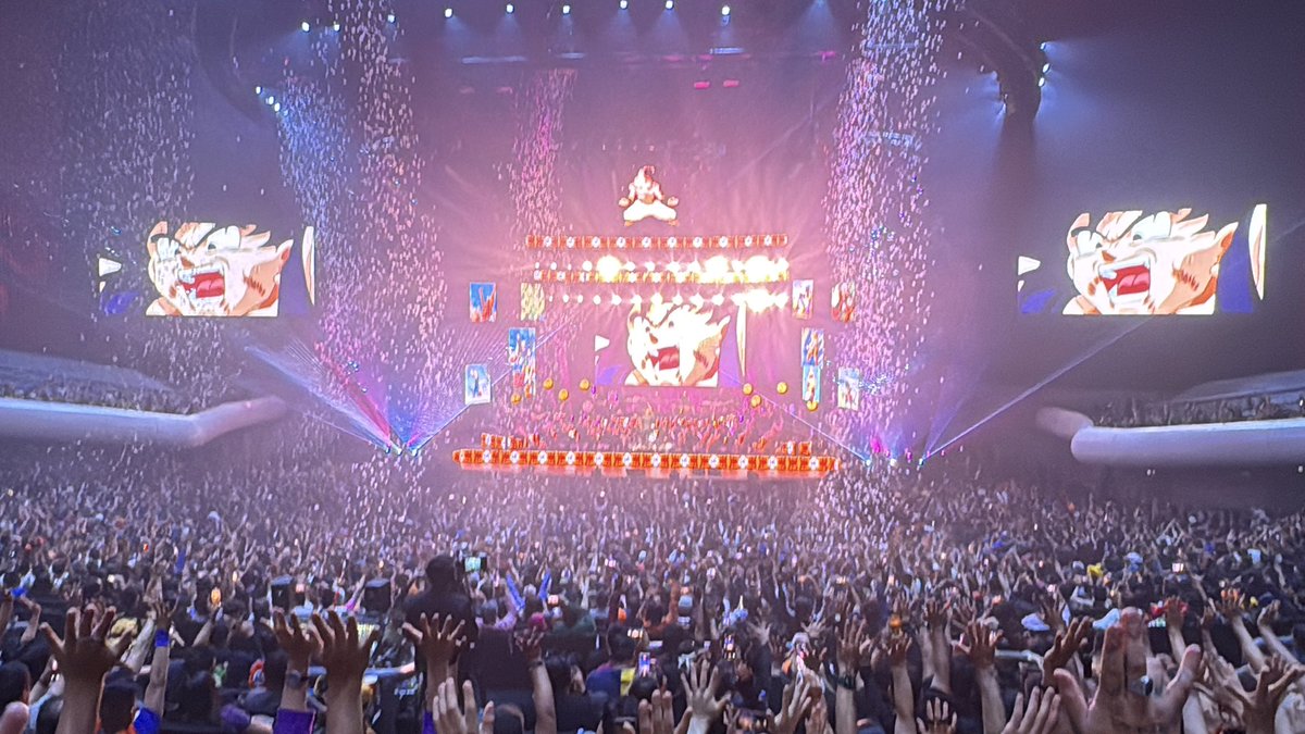 Se armó la Genkidama en el concierto de #Dragonball 🐉 este momento la neta se va a quedar grabado en mi mente.

Si se me salió la lagrimita. 🥲