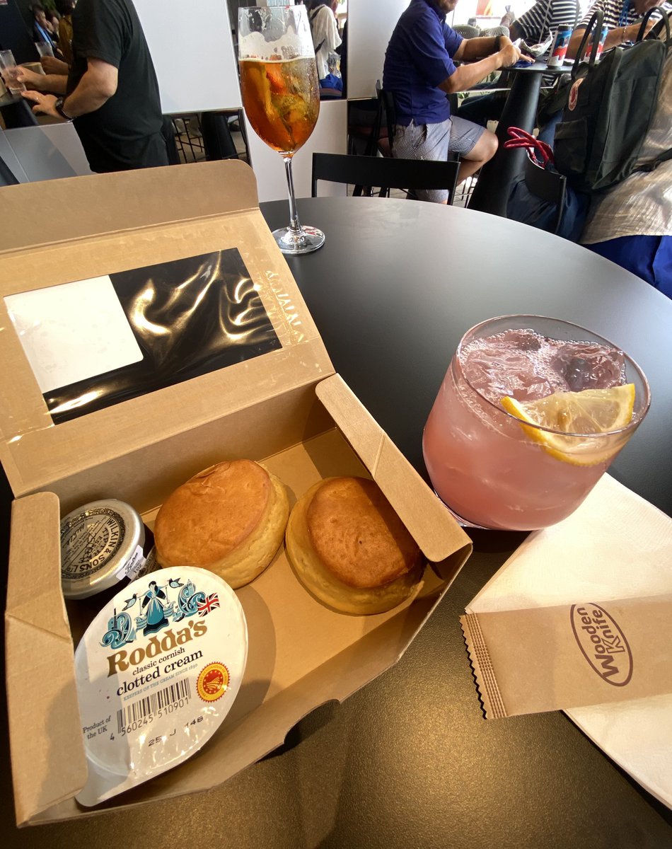 今日はイギリス館のバーで相席させてもらって昼から飲んだ。楽しい方でお話しさせてもらえて楽しかった。こうゆう一期一会があるのも万博の素敵なところ。