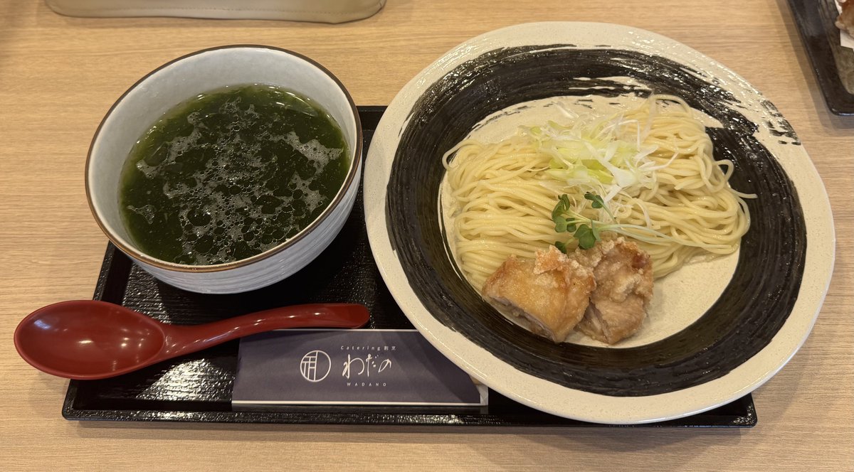 3ヶ月しか食べられない店kitchenわだののあおさ漬け麺🍜

instagram.com/kitchenwadano

3ヶ月しか食べられないお店はまもなく鯛塩らーめん・煮干しらーめん専門店に変わるそうだゴン！
つけ麺屋９月１５日まで、どんぶり屋１０月中旬まで、専門店１１月オープン予定とのこと！

#黄鬼麺2025 #長岡市