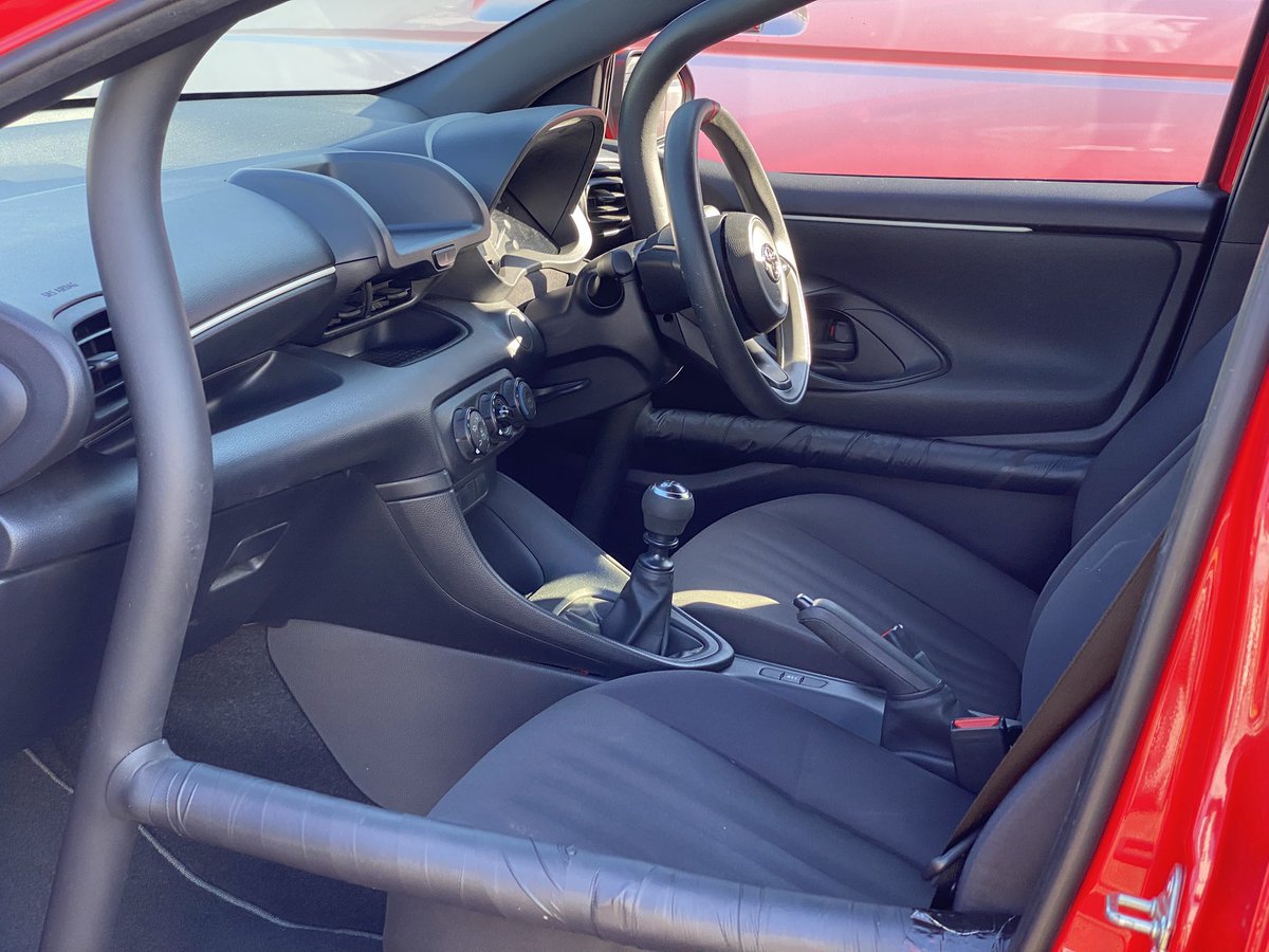 【売ります】

Yaris cup car 6MT
令和３年6月登録
車検なし　26100km
レース歴、修復歴なし
F牽引フック、6点ベルトなし

200万円
神奈川県横浜市より

#車売ります
#yariscup