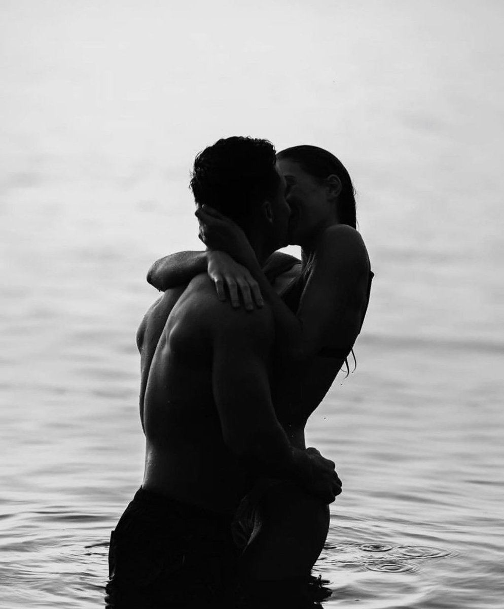 Nel gorgo di un bacio ti berrei. In un sol sorso in te mi tufferei, precipitando nella follia pura di una vertigine che ai fondali della passione profonda ci aspira...