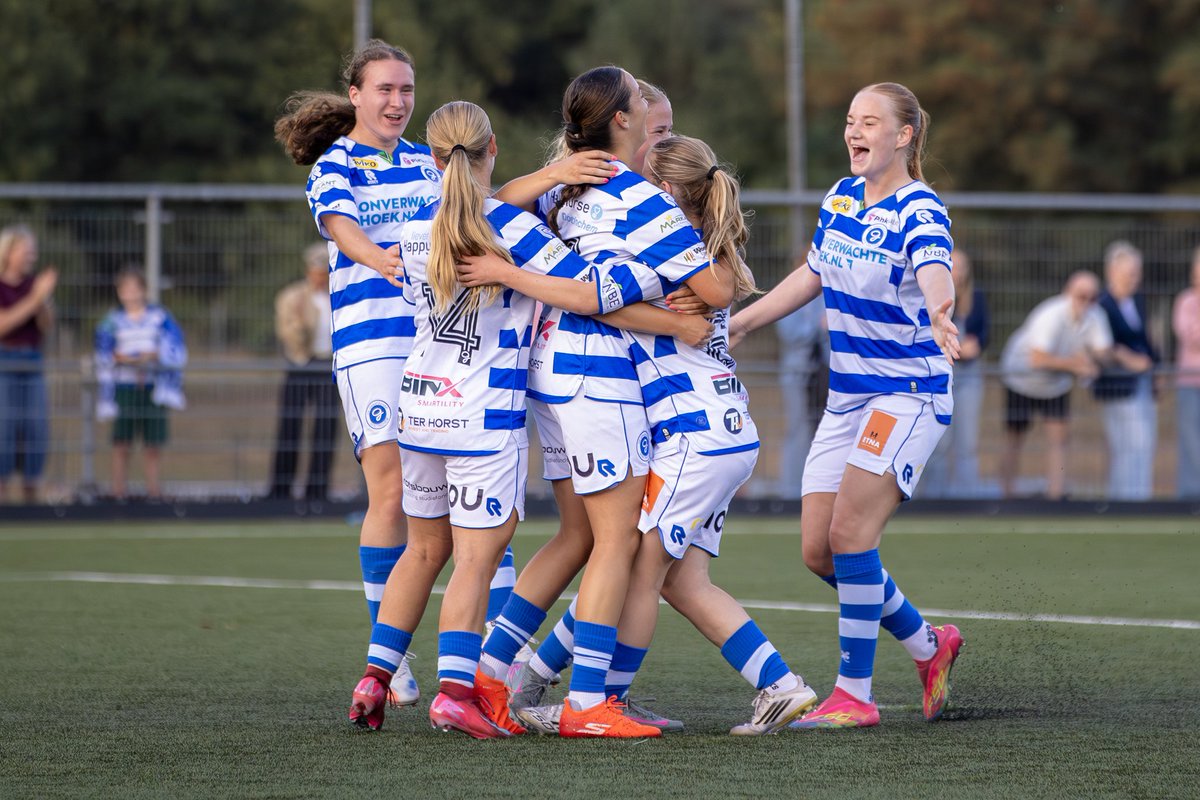 DGvrouwen's tweet photo. De Graafschap Vrouwen presenteert zich overtuigend 

💬"Wat mij vooral trots maakt, is dat we dit samen hebben gedaan. Iedereen heeft haar rol gepakt. Het was een collectieve prestatie",  aldus Timo Kleinhesselink.

𝐇𝐞𝐭 𝐡𝐞𝐥𝐞 𝐯𝐞𝐫𝐬𝐥𝐚𝐠👇
https://t.co/PYus2iV9Jg https://t.co/eeZffrCIDo