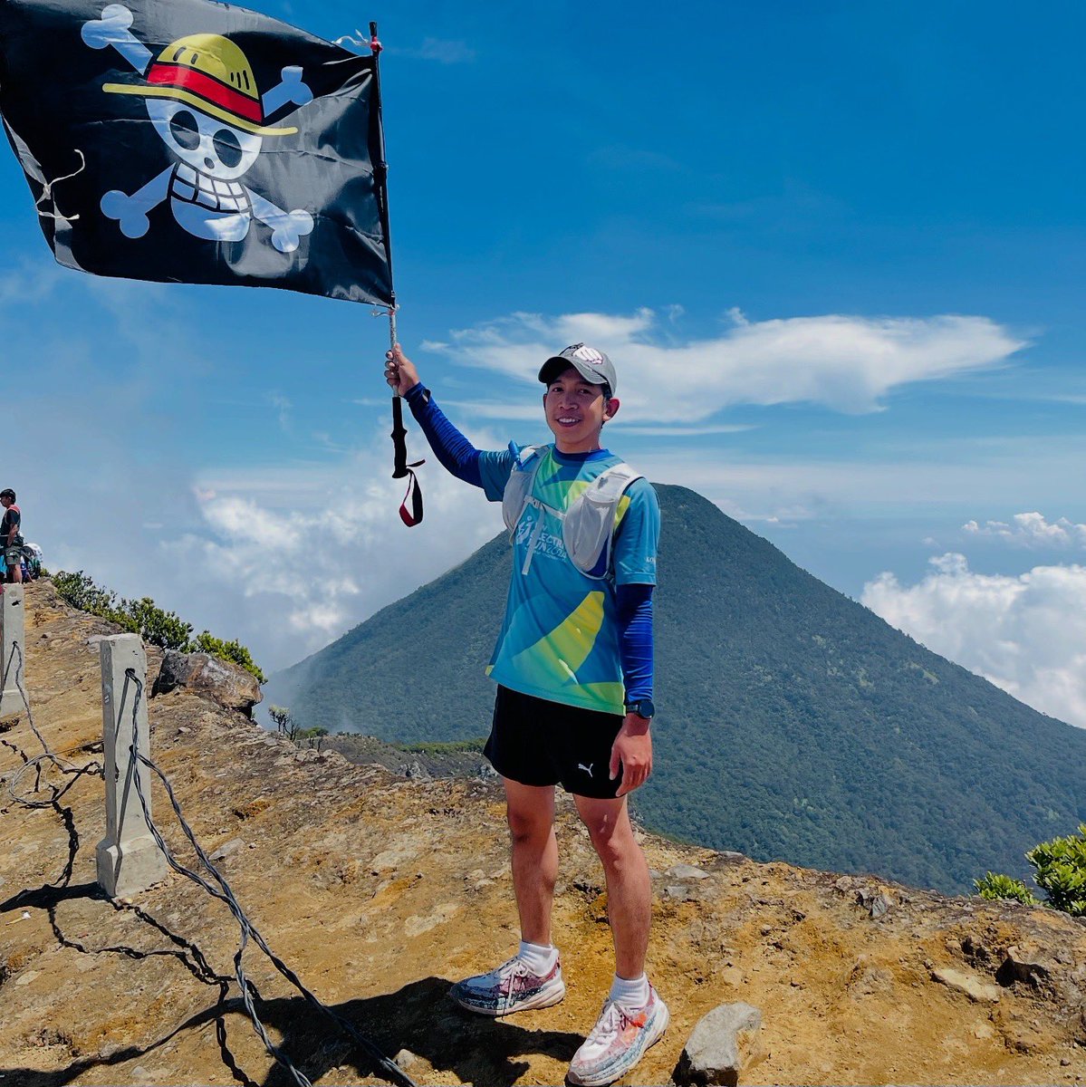 saddrnn's tweet photo. Ke gunung bentar nanti balik ke laut..

#ONEPIECE #gununggede #trailrun #run #nakama #strawhat #gununggedepangrango #bogor https://t.co/YLxHubv3Ao
