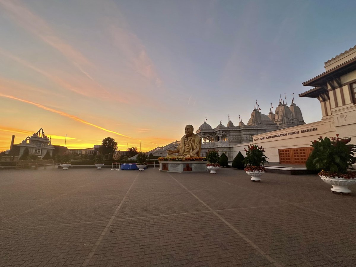 Morning light 🌅, sacred stones ⬜️, and the stillness before the eclipse 🌑