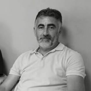 Meslektaşım, camianın sevilen yüzlerinden biri olan Ulusal Ajans ve Gürpınar Gazetesi İmtiyaz Sahibi Sabahattin İdiz, geçirdiği kalp krizi sonucu hayatını kaybetti.
Merhuma Allah'tan rahmet kederli ailesine ve sevenlerine baş sağlığı diliyorum