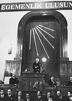 Cumhuriyet Halk Partisi, Atatürk’ün kurduğu partidir, Türk Milletine emanettir.

Altı Ok programından vazgeçmesi,  Atatürk çizgisinden uzaklaşması, Kılıçdaroğlu dönemindeki, “yeni CHP” politikaları nedeniyle CHP’yi çok eleştirdik…

Ancak bugün saray rejimi, yargı eliyle CHP’ye