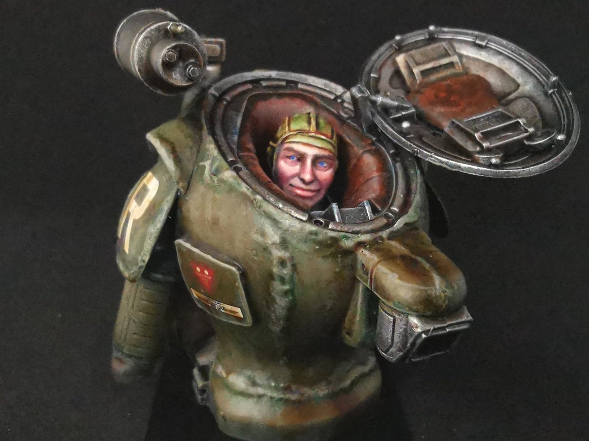 マシーネンクリーガー　RACCOON

広島ボークスのロボメカ展示会向け。8cm立方内が条件のため胸像で。
初マシーネンでしたが、普段塗るミニチュア系に比べて平面が多いので、フチを中心に瞬着を盛って謎のボコボコを追加し、右脇腹のフタはプラバンで凸化。高さ制限あるのでハッチの開き具合を変更。