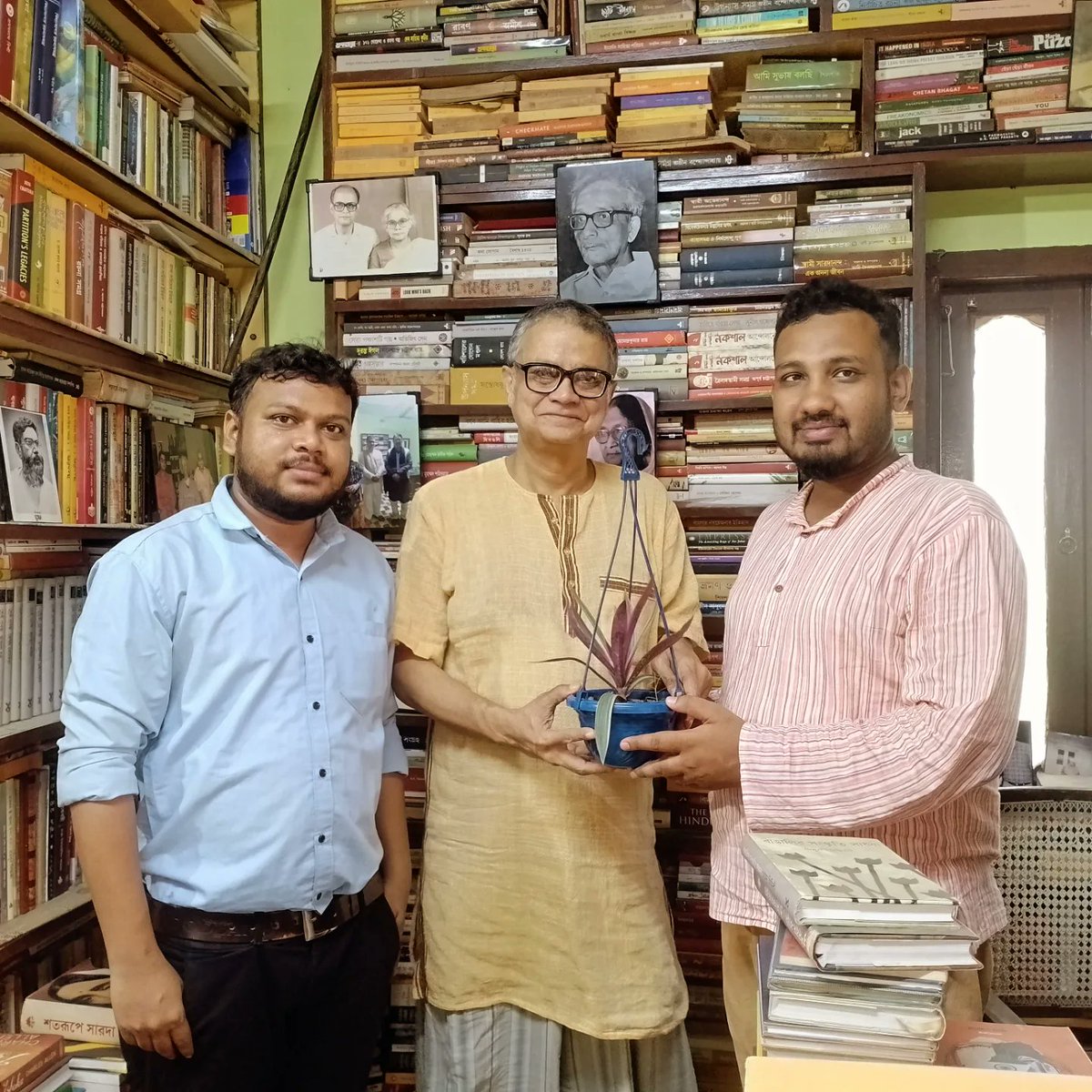 siowb's tweet photo. বিশিষ্ঠ লেখক গৌতম রায়ের বহুল আলোচিত গ্রন্থ "অস্তিত্বের সংকটে ভারতীয় মুসলিম সমাজ" - এ লেখক এসআইও এবং  জিআইও'র কর্মপদ্ধতি ও সামাজিক অবদান নিয়ে কলম ধরেছেন। সংগঠন সম্পর্কে এই মূল্যায়নের জন্য তাঁর সঙ্গে সাক্ষাৎ করেন রাজ্য সভাপতি সেখ ইমরান হোসেন।

#siowb #SIO
@newlekhaprokash https://t.co/AvibMcTat2