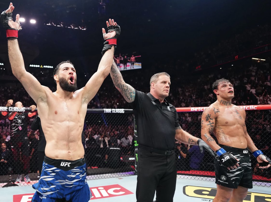 Paris - what a night. The French MMA crowd are one of the best in the  World, no doubts about that. Thank you to all who take just a moment to step