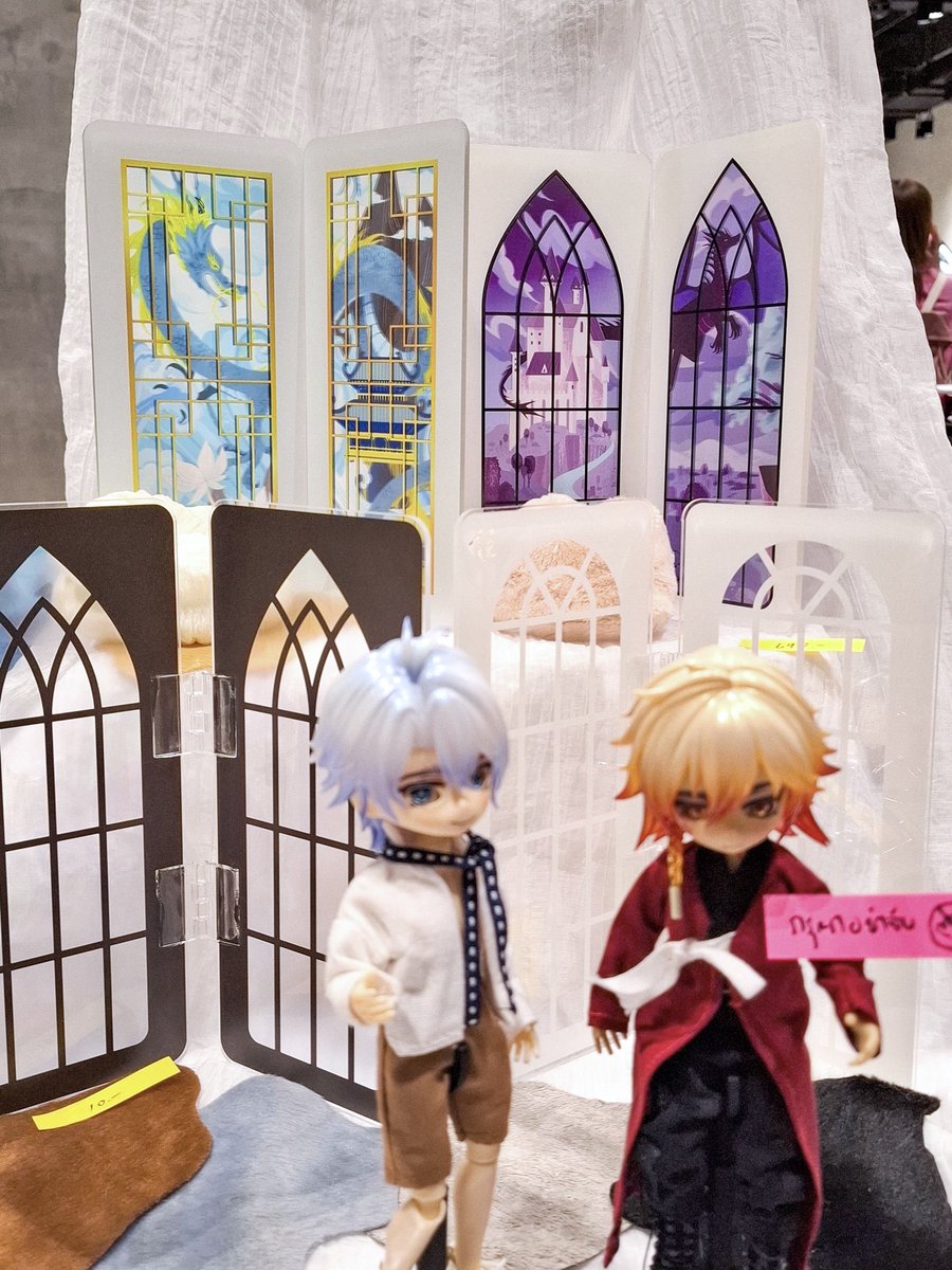 ได้ไปวาดรูปให้เพื่อนที่ทำสินค้าเกี่ยวกับดอลล์มาค่ะ เป็นฉากอะคริลิคสองแบบสำหรับถ่ายรูปตุ๊กตา เห็นของจริงเวลาส่องไฟแล้วสวยมากเลย วันนี้เพื่อนมีไปออกบูธที่งาน Doll Meet &amp; Party ที่ศูนย์สิริกิติ์นะคะ
เจ้าของงาน: instagram.com/wanderingvi_