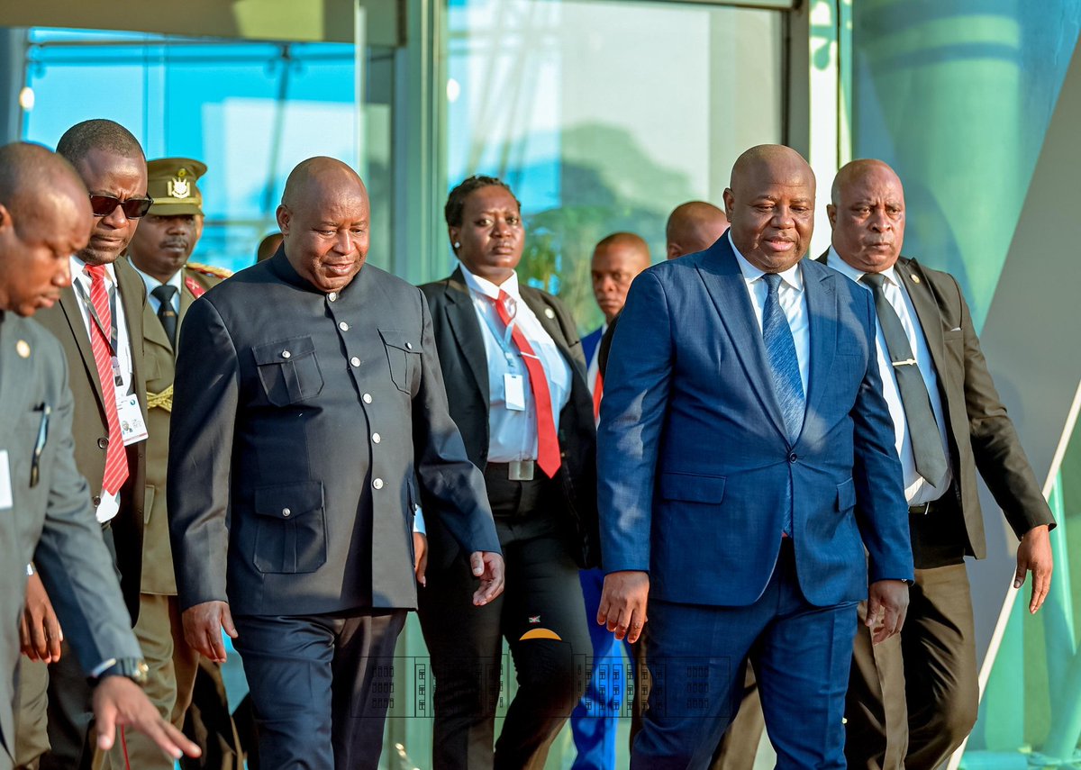 S.E <a href="/GeneralNeva/">SE Evariste Ndayishimiye</a>, Président du #Burundi, est arrivé à Malabo en #GuinéeÉquatoriale, où il a été accueilli à l’Aéroport international de Malabo par S.E Manuel Osa Nsue Nsua, Premier Ministre chargé de la Coordination administrative. Il participera au Sommet de la @CEEAC.