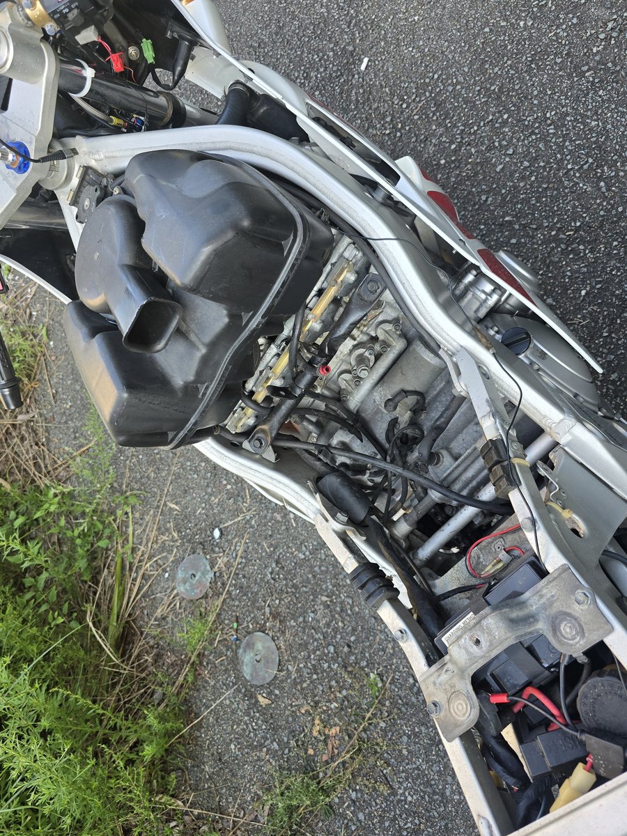 Kazu_82_f's tweet photo. せっかく火を入れたのに
気になってこういうことするからいつまでも乗らないw

燃料ポンプは絶好調
燃料フィルターは交換か
燃料フィルター仕入れてる間にキャブはバラす https://t.co/NMICk5Ikib